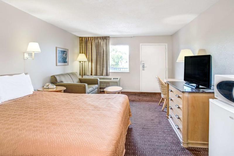 Отель Super 8 By Wyndham Kissimmee/Maingate/Orlando Area Селебрейшн Экстерьер фото