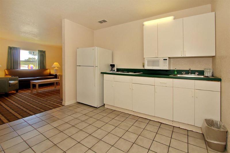 Отель Super 8 By Wyndham Kissimmee/Maingate/Orlando Area Селебрейшн Экстерьер фото
