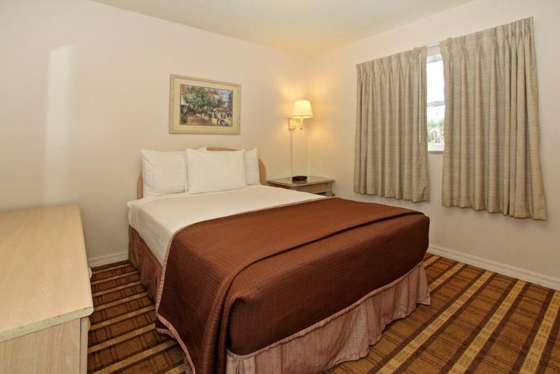 Отель Super 8 By Wyndham Kissimmee/Maingate/Orlando Area Селебрейшн Экстерьер фото