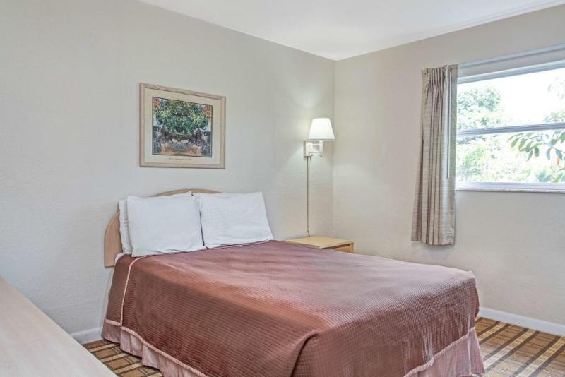 Отель Super 8 By Wyndham Kissimmee/Maingate/Orlando Area Селебрейшн Экстерьер фото