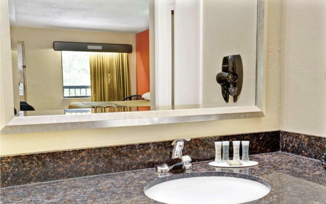 Отель Super 8 By Wyndham Kissimmee/Maingate/Orlando Area Селебрейшн Экстерьер фото